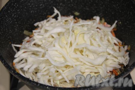 Капусту нарезать на полоски, выложить в сковороду с овощами, обжаренными с фаршем, перемешать.