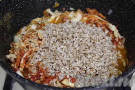 Отваренную перловку откинуть на дуршлаг, лишней воде дать стечь. Добавить отваренную перловку в сковороду к фаршу и овощам, перемешать.