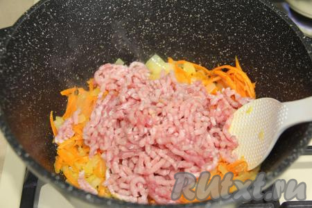 Затем добавить в сковороду фарш, перемешать. Обжарить фарш с овощами в течение 6-7 минут, разбивая комочки мяса.