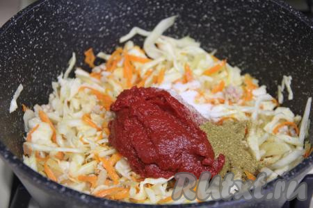 Добавить томатную пасту, соль и специи по вкусу, перемешать.