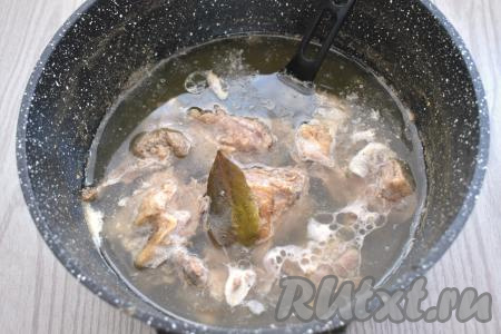 После закипания воды снимаем пену, уменьшаем огонь и варим утку под крышкой до готовности (ориентировочно 1-1,5 часа).