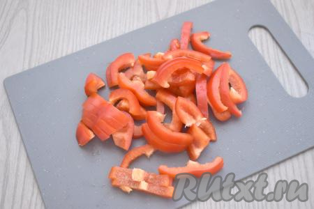 Болгарский перец, очищенный от семян, нарезаем на полоски.