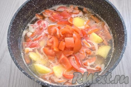 Свежий помидор, по желанию, очищаем от кожуры, нарезаем на кусочки. В казан (или в кастрюлю) с уткой добавляем нарезанные картошку, лук, морковь, болгарский перец и помидор. Солим, сдабриваем специями (я использовала хмели-сунели, паприку и чёрный молотый перец), перемешиваем.