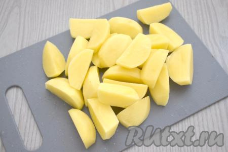 Картофель очищаем, нарезаем на средние ломтики.