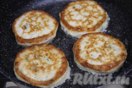 Жарить оладьи с двух сторон до золотистого цвета.