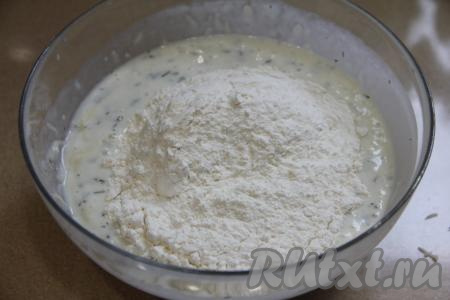 Перемешать массу венчиком до однородности, всыпать 100 грамм просеянной муки, соль и сахар, перемешать тесто столовой ложкой до однородности.