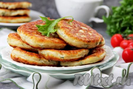 Готовые оладушки перекладывать со сковороды на тарелку. Периодически перемешивая тесто, постепенно пожарить все оладьи (их получается 15-17 штук).