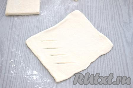 Визуально делим заготовку из теста на 2 части. На одной более узкой части прямоугольника делаем косые надрезы, как на фото.