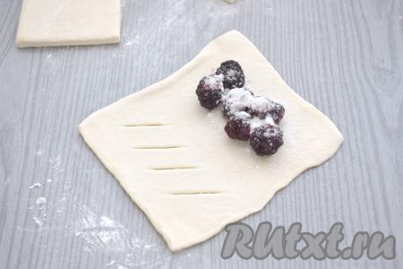 Ягоды присыпаем 0,5 чайной ложкой кукурузного (или картофельного) крахмала и 1 чайной ложкой сахара.