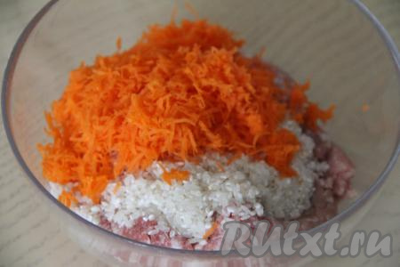 Сюда же выложить морковку, натёртую на мелкой тёрке.