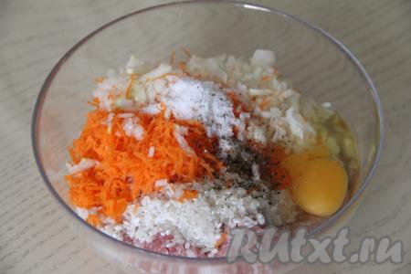 Затем добавить сырое яйцо, соль и специи по вкусу.&nbsp;