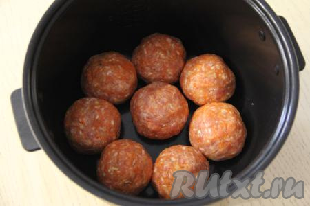 Разделить получившийся фарш на 8 равных частей. Из каждой части фарша сформировать круглую тефтелю. Выложить 8 сформированных тефтелей в чашу мультиварки.