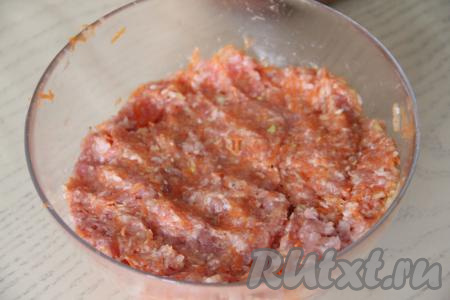 Хорошо перемешать содержимое миски до получения однородного фарша.&nbsp;