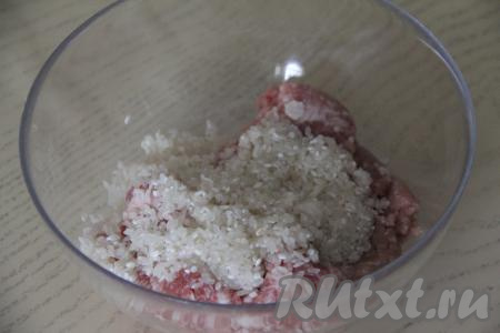 В миску с фаршем добавить подготовленный рис.