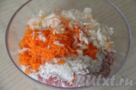 Добавить мелко нарезанный (или пропущенный через мясорубку) лук. 