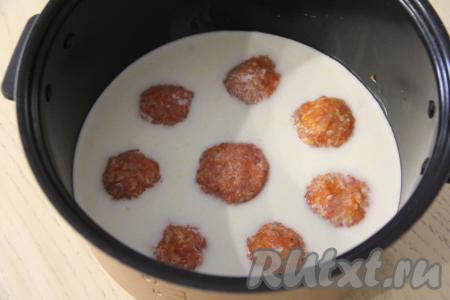 В отдельной ёмкости соединить сливки и 200 миллилитров воды, немного посолить, перемешать получившийся сливочный соус и влить его в чашу мультиварки с тефтелями.