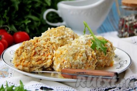 Разложить сочные, вкусные, нежные тефтели по тарелкам, полить сливочным соусом, в котором они тушились, и с гарниром или салатом из свежих овощей подать к столу.