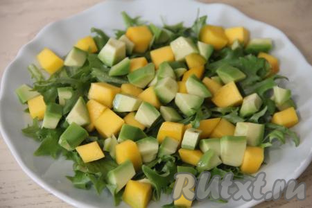 Выложить кубики авокадо на тарелку.