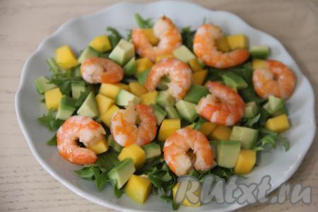 Затем разложить сверху жареные креветки.