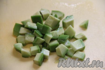 Авокадо почистить, удаляя кожуру и косточку. Авокадо нарезать на кубики примерно такого же размера, как нарезано манго.