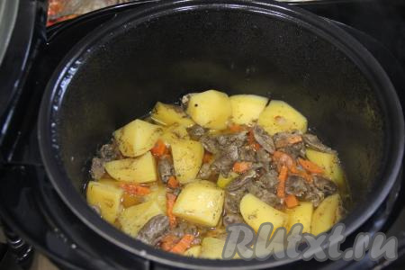 После звукового сигнала открыть крышку мультиварки. Готовность проверяем по картофелю, если картошка легко прокалывается ножом, значит блюдо готово. Если же картошка ещё твердовата, тогда готовим ещё в течение 5 минут в мультиварке на режиме "Тушение".