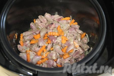 Обжарить 5 минут сердечки с овощами, периодически перемешивая.