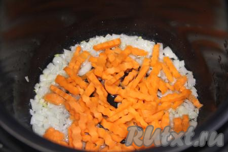 К обжаренному луку выложить морковку, нарезанную на брусочки, перемешать овощи и готовить их 5 минут, время от времени помешивая.