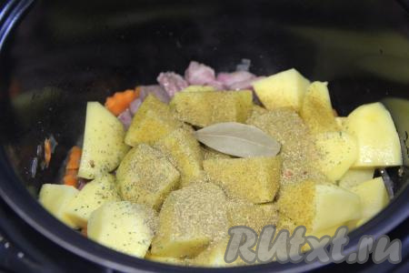 Всыпать соль, добавить лавровый лист и специи по вкусу.