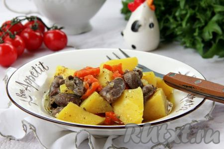 Разложить картошку с куриными сердечками из чаши мультиварки по тарелкам и подать к столу в горячем виде.