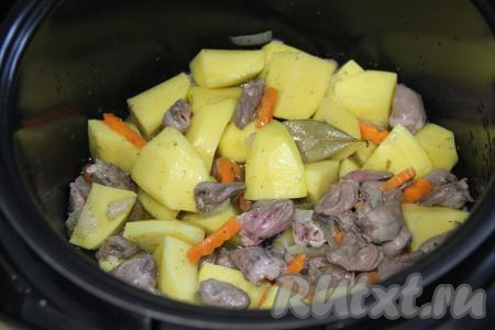 Влить 200 миллилитров воды, перемешать куриные сердечки с картошкой и овощами. Закрыть крышку мультиварки, выставить режим "Тушение" на 1 час.