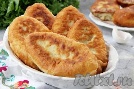 Пирожки с колбасой и сыром на сковороде