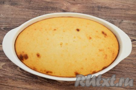 Творожную запеканку, замешанную на молоке с манкой, выпекать в разогретой до 180 градусов духовке в течение 40-45 минут. Готовность выпечки можно проверить, проколов её сверху сухой деревянной зубочисткой. Если после прокола на зубочистке не будет следов творожно-манного теста, значит можно доставать запеканку из духовки.