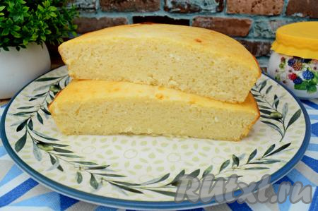 Готовую запеканку достать из духовки, остудить в форме в течение 20 минут, затем можно её&nbsp; нарезать на кусочки. Смотрите, какой пористой и воздушной получилась творожная запеканка, замешанная на молоке с манкой. Уверена, вкус этой выпечки придётся по вкусу и взрослым, и деткам.