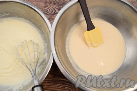 По прошествии 15 минут, когда манка хорошо набухнет в молоке, в миску с творожной массой выложить молочно-манную массу.