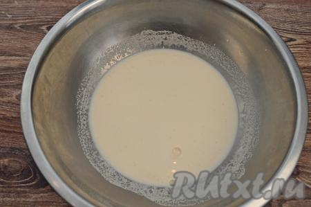 Молоко немного подогреть (я подогрела в микроволновке в течение 30 секунд, можно подогреть на плите). Тёплое молоко перелить в миску, всыпать манку, перемешать и оставить минут на 15-20, чтобы манка набухла. За это время смесь молока и манки нужно будет 2-3 раза перемешать.
