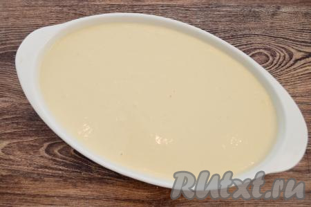 Форму для выпечки смазать растительным маслом. Вылить тесто в форму, разровнять. Я взяла овальную форму размером 16 сантиметров на 26 сантиметров.