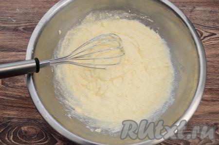 При помощи венчика смешать яйца, сахар и творог до получения однородной массы.