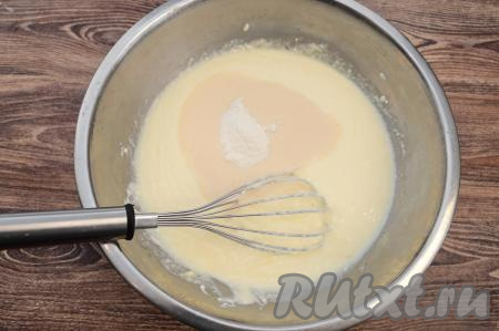 Всыпать разрыхлитель, перемешать венчиком творожно-манное тесто для запеканки до однородности.