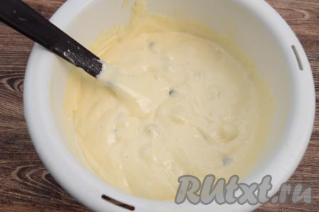 Аккуратно лопаткой вмешать чёрную смородину в тесто.