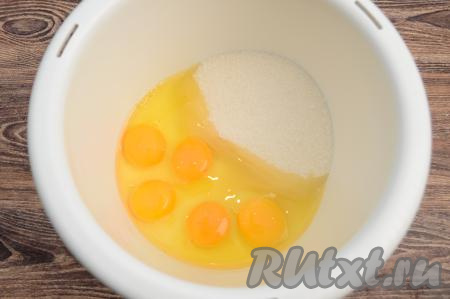 В чашу  миксера для взбивания вбить яйца, сразу всыпать сахар. Я всыпала 250 грамм сахара, готовый бисквит получился в меру сладким, если любите очень сладкую выпечку, тогда можете добавить дополнительно ещё грамм 50 сахара.