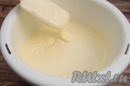 Итоговое бисквитное тесто должно получиться воздушным, однородным, напоминающим сметану средней жирности, оно будет достаточно широкой лентой стекать с лопатки. Мне для получения теста для бисквита нужной густоты потребовалось добавить 200 грамм муки. Но количество муки, которое придётся добавить, зависит от размера куриных яиц и от самой муки. Так что я советую всыпать муку небольшими порциями, хорошо вмешивать и следить за густотой бисквитного теста. 