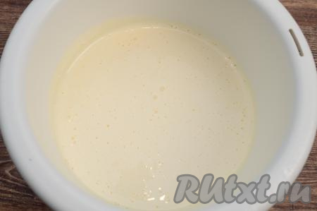 На максимальной скорости миксера взбить яйца с сахаром в течение 6-7 минут. Масса станет светлой и увеличится в объёме.