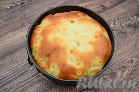 Творожно-яблочную запеканку, замешанную без добавления манки, выпекать в разогретой до 180 градусов духовке в течение 40-45 минут. Готовность выпечки нужно обязательно проверить, проткнув запеканку до дна сухой деревянной зубочисткой, если после прокола на зубочистке не останется следов творожного теста, значит выпечка готова. Достать форму с готовой запеканкой из духовки, остудить в форме в течение 5 минут.