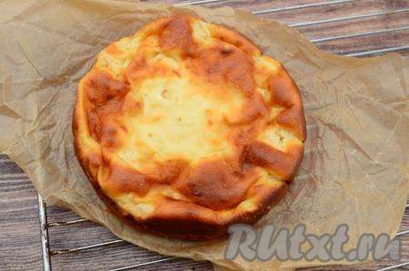 Затем вынуть запеканку из формы, переложить аккуратно на решётку и дать остыть.