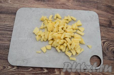 Яблоко промыть, очистить от кожуры и нарезать на небольшие кубики.