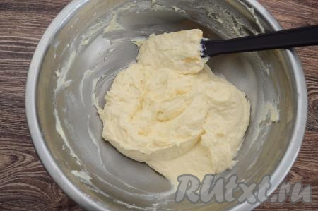 Понемногу добавляя оставшуюся муку и полностью вмешивая её, постепенно замесить в меру воздушное творожное тесто, по консистенции оно должно напоминать достаточно густую сметану. Всего мне потребовалось добавить 40 грамм муки. Не стоит добавлять много муки, иначе запеканка не будет такой нежной.