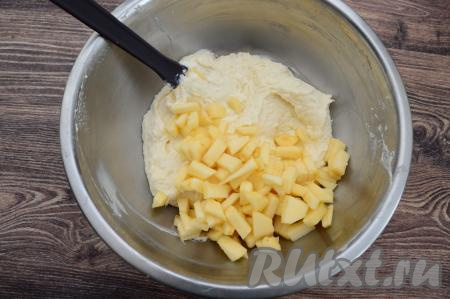 Добавить кубики яблок в творожное тесто, перемешать до однородности.
