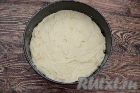 Дно формы для выпечки застелить пергаментом, бока смазать растительным маслом. Выложить творожное тесто в форму, разровнять лопаткой. Я использовала разъёмную форму диаметром 18 сантиметров.