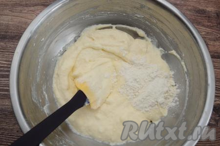 Затем добавить половину столовой ложки муки. Вмешать муку в творожную массу.