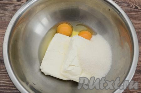 В миску выложить творог, яйца и сахар.